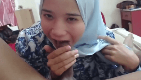 Cewek Hijab Doyan sepong sampe crot