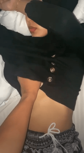 Abg Hijab Hitam pasrah toketnya diremes manja