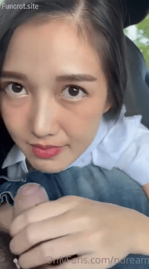 dalem mobil juga minta nyepong istri kesayangan