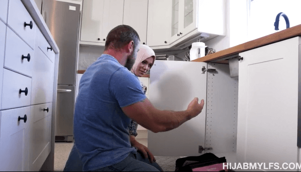 Mia khalifa pura-pura keran air bocor ternyata lagi sange