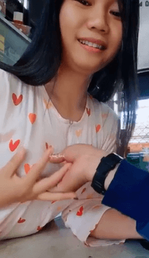 Abg penjaga warung minta toketnya diremes sama pelanggan